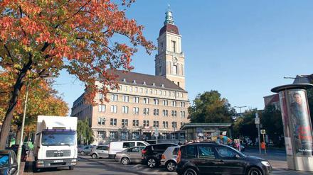 Im früheren Rathaus von Friedenau sind derzeit 200 Frauen und Kinder untergebracht. Vom 1.11. an soll hier ein neuer Betreiber arbeiten. 