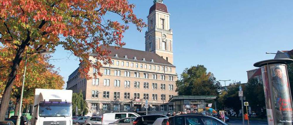 Im früheren Rathaus von Friedenau sind derzeit 200 Frauen und Kinder untergebracht. Vom 1.11. an soll hier ein neuer Betreiber arbeiten. 