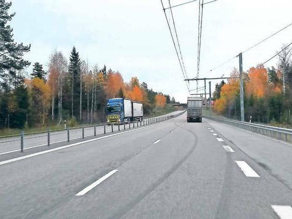 Auf Draht. Eine Straße in Schweden hat eine Oberleitung erhalten, aus der Elektrolastwagen mit Strom versorgt werden. 