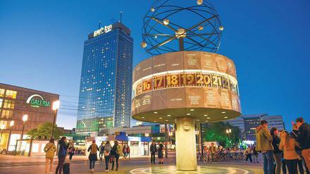 Und sie dreht sich doch. Am 30. September 1969 wurde die von Erich John entworfene Weltzeituhr auf dem Alexanderplatz der staunenden Öffentlichkeit übergeben. 