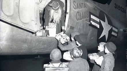 „Operation Santa Claus“. Etwa 100 000 Weihnachtspäckchen wurden während der Luftbrücke 1948 nach West-Berlin eingeflogen.