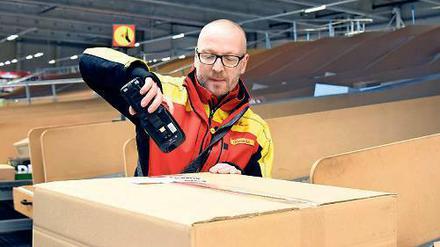 Kraftjob: DHL-Paketbote Joachim Grunwald hat manche schwere Kiste zu schleppen.