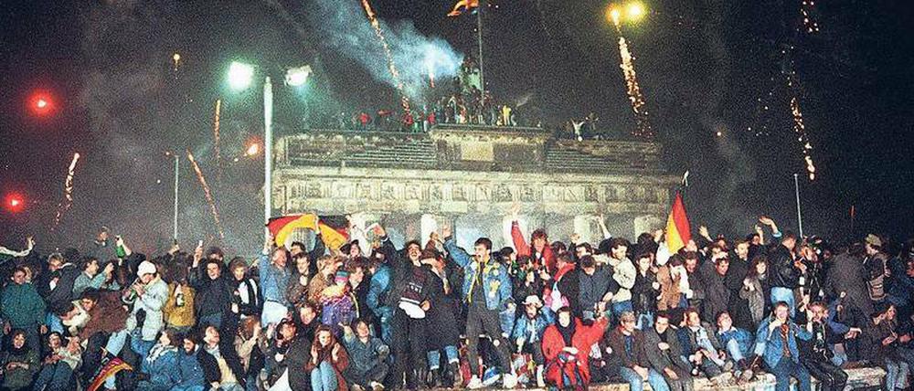 Auf den Ruinen des geteilten Landes läuteten die Berliner das neue Jahr ein.