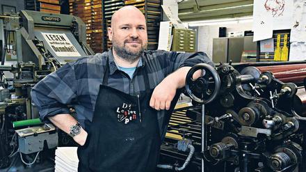 Daniel Klotz ist eine Hälfte der „Lettertypen“, einer Druckerei in Adlershof mit historischen Maschinen – darunter ist auch die fast 100-jährige, mehrere Tonnen schwere „Johanna“. 
