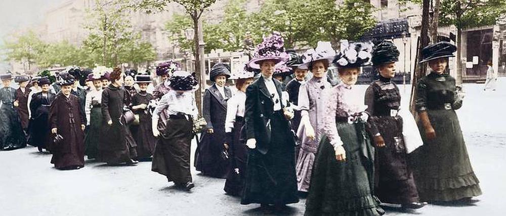 Langer Kampf. Viele Jahre protestierten Frauen für ihr Recht, zu wählen. Diese Aufnahme aus dem Jahr 1912 zeigt Demonstrantinnen auf dem Weg zu einer Kundgebung. 