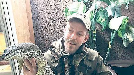 Er gibt den aufgefundenen Tieren eine vorübergehende Heimat: Reptilienschützer Marko Hafenberg, hier mit einem Waran.
