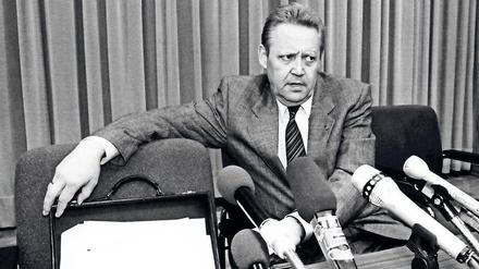 Günter Schabowski (1929-2015) auf der historischen Pressekonferenz 1989