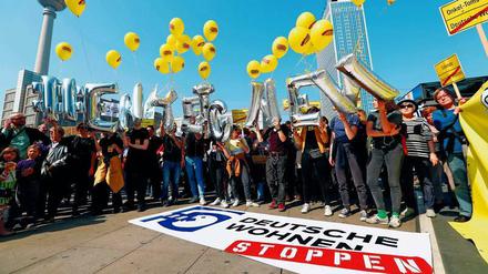 Aufwind fürs Volksbegehren. Die Anhänger der Initiative zur Enteignung von „Deutsche Wohnen und Co“ ließen zum Start Luftballons steigen. 