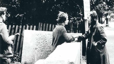 Historisches Treffen. Wenige Tage nach dem Beginn des Mauerbaus trafen sich zwei Mädchen an der Grenze zwischen Treptow und Neukölln, um eine Flucht zu besprechen.
