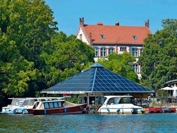 Klimafreundlich. Andrang an der weltweit ersten Solarboottankstelle in Köpenick.