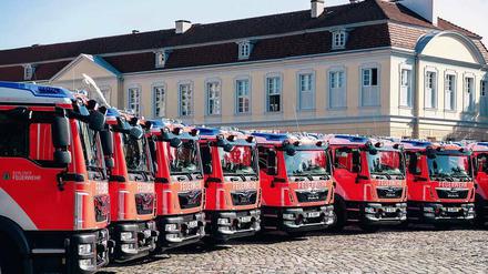 Andreas Geisel hat der Feuerwehr am Freitag zehn neue Lösch- und Hilfsfahrzeuge vor dem Schloss Charlottenburg übergeben.