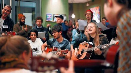 Im Einklang. Menschen zusammenbringen und Vorurteile abbauen – mit der Open Music School im Neuköllner Refugio. 