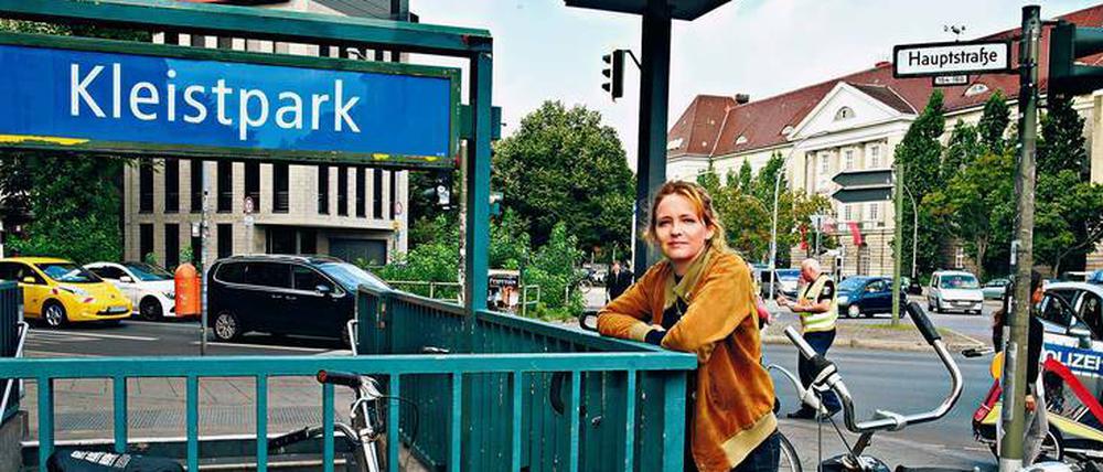 An jeder Ecke Erinnerungen. Am U-Bahnhof hat Laura Tonke als Kind gern Eis gegessen – das Café Dinos gibt’s noch immer.