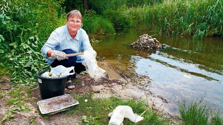 Weg mit dem Dreck. Angelika Heckhausen sammelt Müll am Ufer der Havel bei Schildhorn in Grunewald.