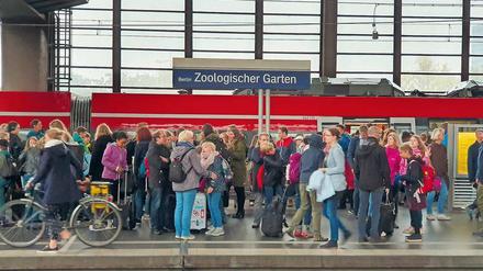 Umsteigen bitte. Ab heute ist der Bahnhof Zoo für sechs Wochen ein Kopfbahnhof – genauso wie der Hauptbahnhof und der S-Bahnhof Charlottenburg. 