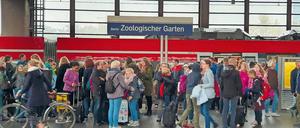 Umsteigen bitte. Ab heute ist der Bahnhof Zoo für sechs Wochen ein Kopfbahnhof – genauso wie der Hauptbahnhof und der S-Bahnhof Charlottenburg. 