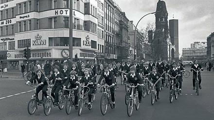 Schöneberger Sängerknaben auf Fahrrädern an der Gedächtniskirche in Berlin-Charlottenburg 1973.