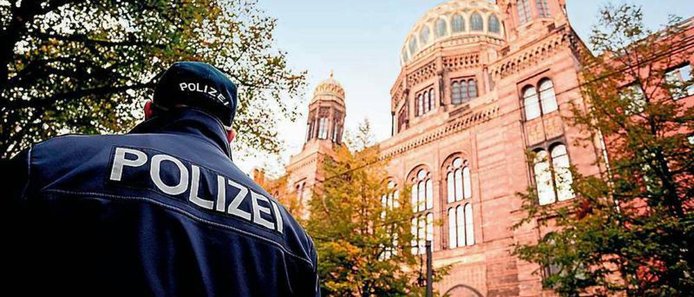  Die Neue Synagoge in Mitte wird besonders stark bewacht. Nach dem Anschlag von Halle hat auch die Berliner Polizei ihre Maßnahmen verstärkt. 