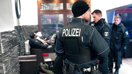 Beamte von Polizei, Gewerbeaufsicht, Zoll und Ordnungsamt kontrollieren verstärkt Shisha-Bars, Cafés und Wettbüros in Neukölln.