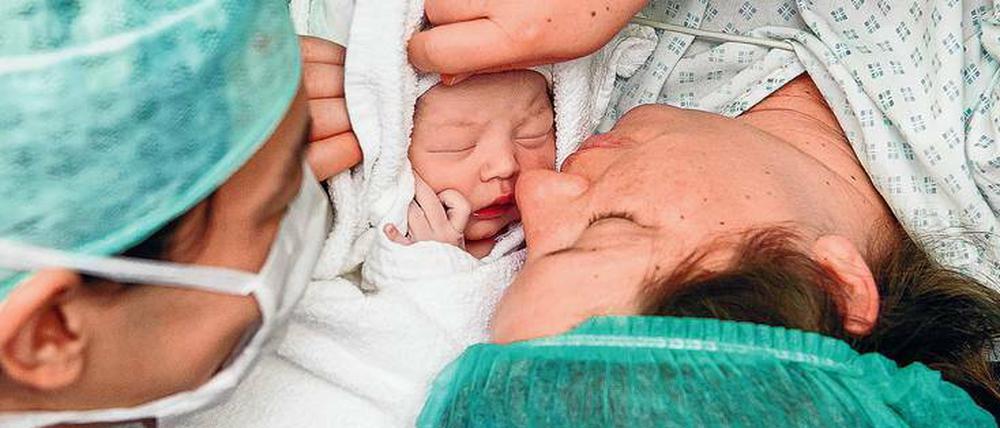 Willkommen auf der Welt. Auch nach einem Kaiserschnitt können Eltern ihr Kind direkt nach der Geburt im Arm halten. 