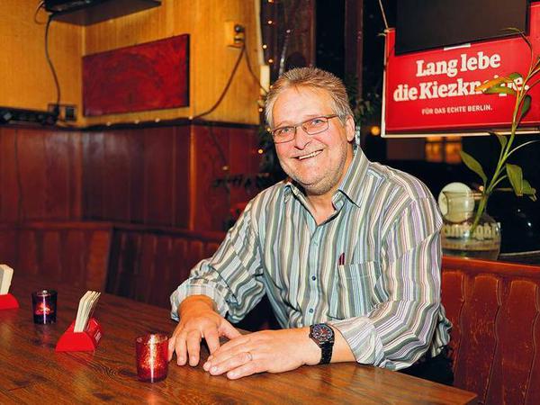 Helmut Freitag bewirtet Fans in der „Lenau-Stube“ in Neukölln.