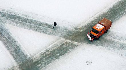 Schnee ist wegen des Klimawandels inzwischen eine Ausnahmeerscheinung in Berlin. Beim Winterdienst soll deshalb abgerüstet werden.