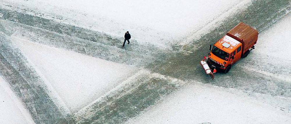 Schnee ist wegen des Klimawandels inzwischen eine Ausnahmeerscheinung in Berlin. Beim Winterdienst soll deshalb abgerüstet werden.