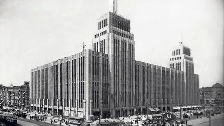  Am Hermannplatz errichtete Karstadt 1927-29 ein Warenhaus (Architekt Ph. Schaefer).