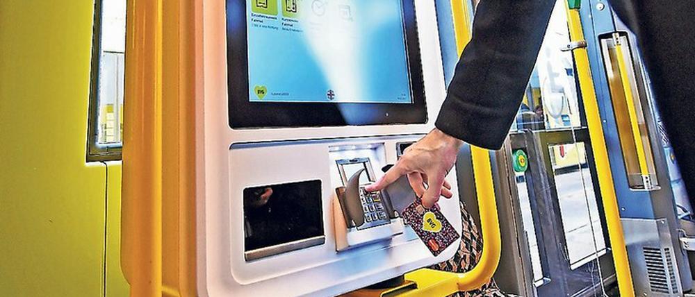 Ohne Cash. In 36 Zügen kann man nun mit EC- und Kreditkarte, Apple-Pay und Google-Pay bezahlen. 