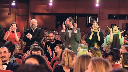 Glücklich und ausgelassen. Das Team des iranischen Films „There is No Evil“ feierte den Gewinn des Goldenen Bären. 