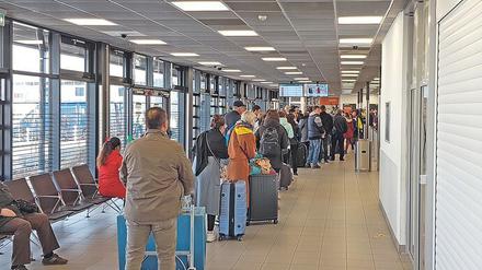 Während sich im Terminal C von Schönefeld die Passagiere vor der Sicherheitskontrolle stauen, herrscht nebenan im Terminal A gähnende Leere. 