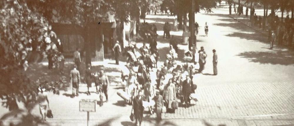 Blick vom Balkon. Ein unbekannter Fotograf machte 1943 dieses Bild von einer Deportation in Amsterdam.