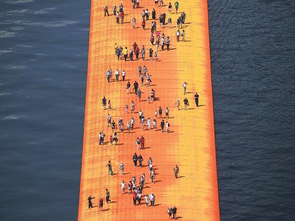 Schönheit als Zeichen von Freiheit. 2016 liefen 1,3 Millionen Menschen über „The Floating Piers“ auf dem italienischen Iseosee. 