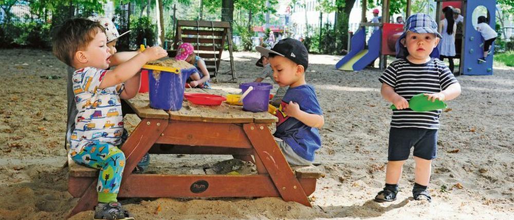 Noch vor den Sommerferien sollen die Kitas wieder für alle Kinder öffnen – besonders für berufstätige Eltern eine große Entlastung.