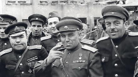 Bersarin – mit Zigarette – am Tag der Berliner Kapitulation am 2. Mai 1945.