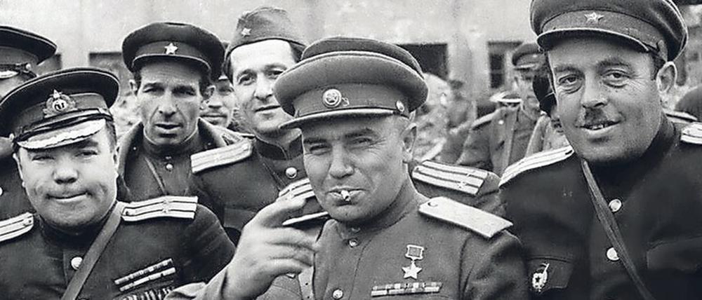 Bersarin – mit Zigarette – am Tag der Berliner Kapitulation am 2. Mai 1945.