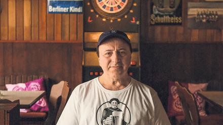 Der Mann auf dem Shirt. Seit 37 Jahren betreibt Necip Cakir mit seiner Frau die Kupferkanne in Schöneberg.