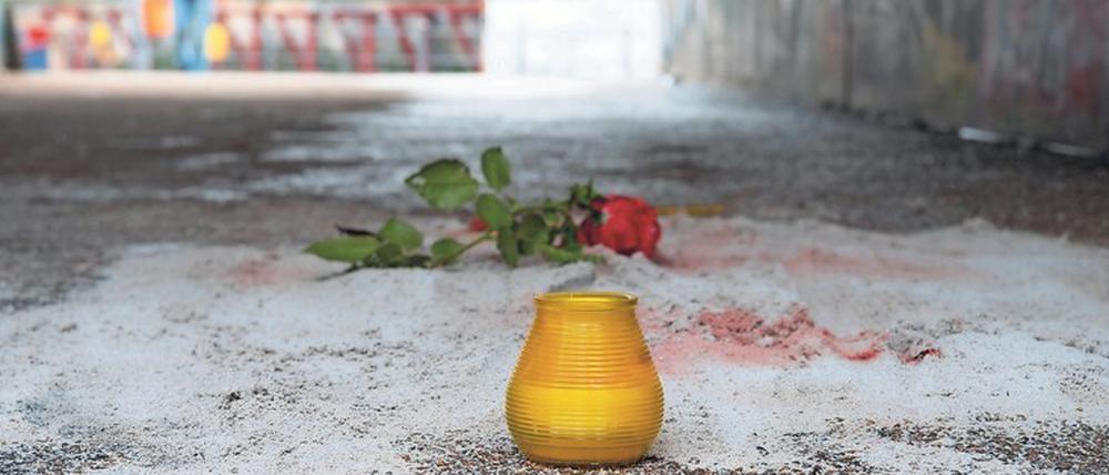 Am Tatort, in der Unterführung zum Monbijoupark, wurden Blumen und Kerzen für das 13 Jahre alte palästinensische Opfer abgelegt. 
