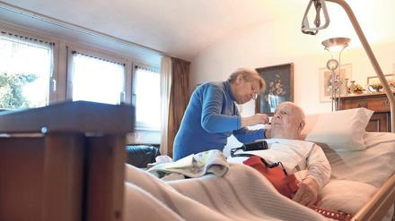 Immer im Dienst. Oft sind pflegende Angehörige selbst bereits im Rentenalter, wenn sie sich etwa um demenzkranke Partner kümmern.