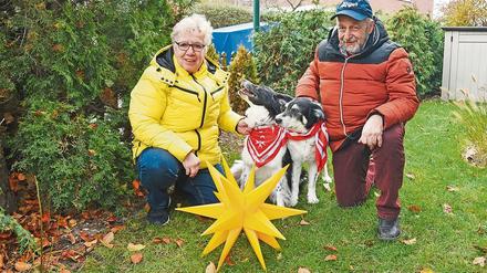 Helfer mit acht Pfoten. Erstmals besuchten Helga und Bernd Schulz 2014 mit ihren zwei Hunden Tracy und Joey Seniorenheime. 