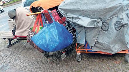 Viele Wohnungslose haben ihre Sachen in einem Einkaufwagen verstaut, den sie aber nachts nicht in eine Notunterkunft mitnehmen können.