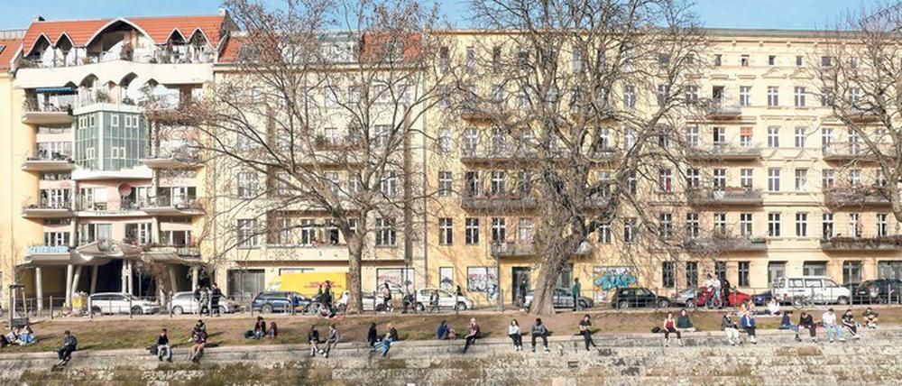 Noch sind die Bäume am Fraenkelufer in Kreuzberg kahl. Angesichts des Klimas wird es für sie schwer, gesund und grün zu bleiben. 