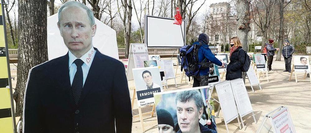 Die Aktivisten erinnern an die in Russland getöteten Journalisten und Aktivisten.