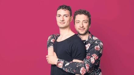 In der „Operette für zwei schwule Tenöre“ kommt Jan (Felix Heller, rechts) vom Land nach Berlin und lernt Tobi (Ricardo Frenzel Baudisch, links) kennen.