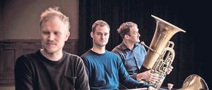 Es müssen nicht immer nur große Töne sein: Das Trio Microtub bewegt sich mit mictrotonaler Tubamusik in den engen Raumen zwischen den Tasten.