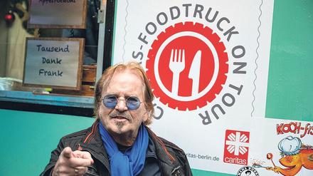 Sänger mit Herz. Seit 27 Jahren veranstaltet der mittlerweile 79-jährige Frank Zander eine Weihnachtsfeier für Obdachlose und andere Bedürftige. Coronabedingt kann die erneut nicht stattfinden – stattdessen kommt nun der Caritas-Truck.