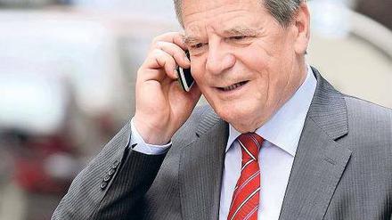 Überall im Gespräch. Gauck kommt dieser Tage viel rum. Der von SPD und Grünen gemeinsam nominierte Präsidentschaftskandidat besuchte am Dienstag Potsdam. Foto: dpa
