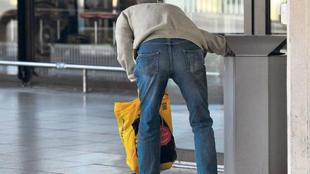 Am Rand. Ein Mann sucht in einem Mülleimer am Flughafen Tegel nach Brauchbarem. Nach einer Studie des Paritätischen Wohlfahrtsverbandes ist das Armutsrisiko in Berlin deutlich höher als im Bundesdurchschnitt.