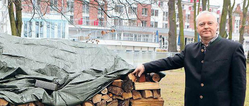 Stapel des Anstoßes. Schon seit der Hoteleröffnung 1996 wird das Brennholz für den Kamin im Garten gelagert. Nun soll der Stapel auf einmal illegal sein. 