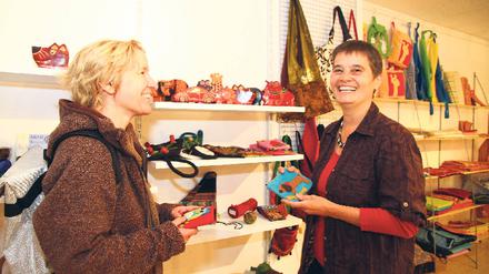 Im „Haus der guten Taten“ im Forum Steglitz gibt es unter anderem Fair-Trade-Handtaschen und Papierwaren aus Behindertenwerkstätten zu kaufen. Im Wilmersdorfer Weltladen „A Janela“ berät Chefin Judith Siller (53, rechts) gerade eine Kundin.